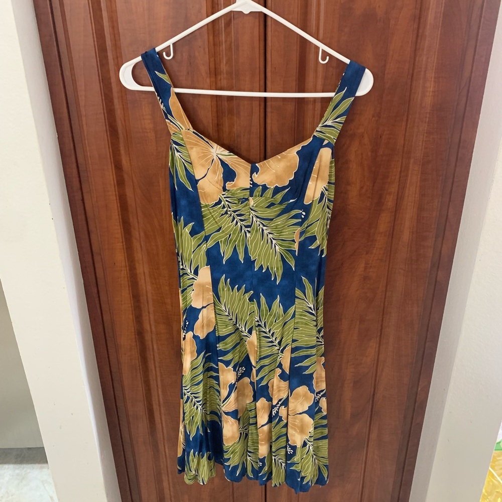 ROYAL HAWAIIAN CREATIONS FLOWERED HAWAIIAN PLEATED DRESS SIZE MEDIUM